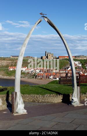 Blick durch Whale Bones zur Stadt und Saint Mary`s Church und Whitby Abbey, Whitby, North Yorkshire, England, Großbritannien, Europa Stockfoto